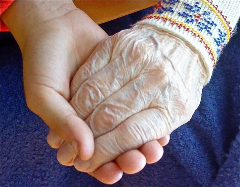 voksen og gammel hånd i hånd